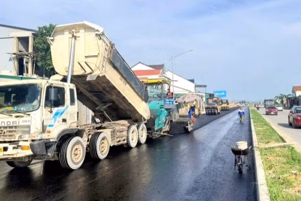 Các đơn vị triển khai thi công cải tạo, mở rộng tuyến quốc lộ 46 (Vinh-Nam Đàn). (Ảnh ĐẠI DƯƠNG)