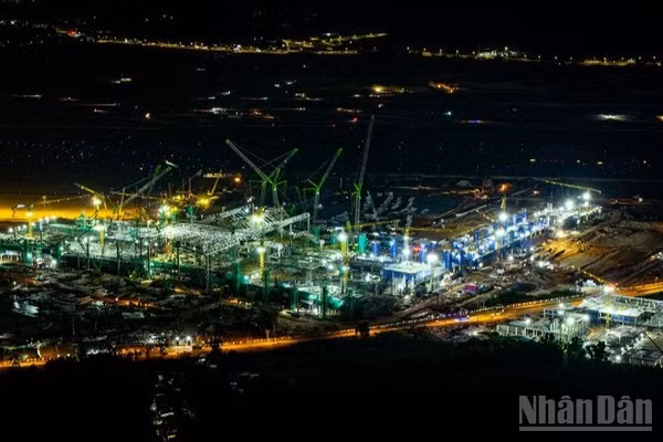 Nhịp độ thi công bất kể ngày đêm tại những đại công trường APEC 2027 đang biến Phú Quốc trở thành “thành phố ánh sáng”.
