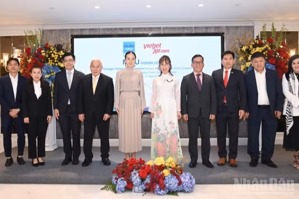 Vietjet và Muang Thai Insurance hợp tác chiến lược nhằm thúc đẩy các hoạt động thể thao, văn hóa và phát triển cộng đồng giữa Việt Nam, Thái Lan và khu vực, thế giới. (Ảnh: Tài Nguyễn) 
