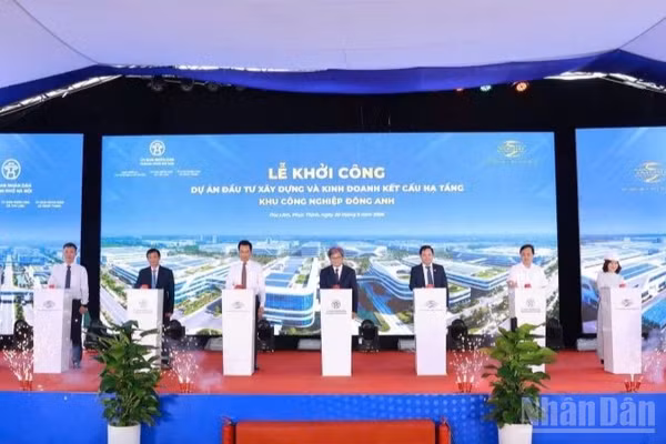 Các đại biểu thực hiện nghi thức bấm nút khởi công dự án đầu tư xây dựng và kinh doanh kết cấu hạ tầng Khu công nghiệp Đông Anh.