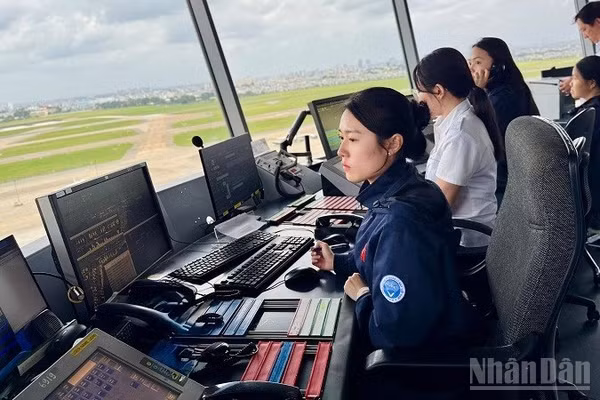 Kíp trực Kiểm soát không lưu tại Đài Kiểm soát không lưu Tân Sơn Nhất sẵn sàng thực hiện nhiệm vụ, bảo đảm an toàn, điều hòa hoạt động bay trong dịp cao điểm Quốc khánh 2/9. (Ảnh: THUỲ DUNG).