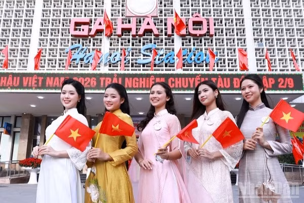 Các thí sinh Hoa hậu Việt Nam 2026 chụp ảnh lưu niệm tại Ga Hà Nội, nhà ga có tuổi đời hơn 100 năm. (Ảnh: NHẬT MINH)