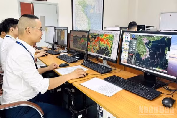 Các đơn vị thuộc Tổng Công ty Quản lý Bay Việt Nam (VATM) duy trì chế độ trực, thường xuyên, chủ động triển khai các biện pháp ứng phó phù hợp, bảo đảm an toàn hoạt động bay và hạn chế thấp nhất ảnh hưởng của thời tiết nguy hiểm đến công tác điều hành. (Ảnh: THÙY DUNG)