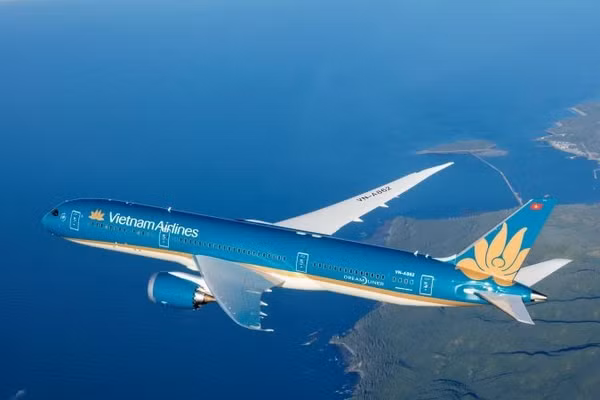 Thiết kế Bông Sen Vàng trên nền sơn xanh của Vietnam Airlines được hành khách bình chọn là “Hãng hàng không có thiết kế sơn tàu bay đẹp nhất” tại Flyer's Choice Awards 2026. (Ảnh: PHONG NGỌC)
