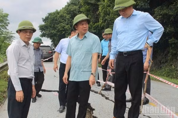 Thứ trưởng Xây dựng Lê Anh Tuấn (ngoài cùng bên trái) thị sát công tác phòng chống mưa bão, khôi phục hạ tầng tại Lạng Sơn. (Ảnh: NGUYỄN THƯƠNG)