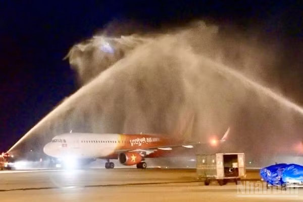 Chuyến bay khai trương của Vietjet kết nối Colombo với Thành phố Hồ Chí Minh được chào đón nồng nhiệt bằng nghi thức phun vòi rồng trang trọng nhất của ngành hàng không. (Ảnh: BẢO VY)
