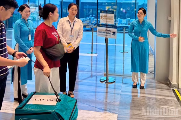 Tạng hiến được vận chuyển khẩn trương ra sân bay để tiếp tục hành trình đến với người bệnh đang chờ ghép. (Ảnh: TRUNG PHONG)