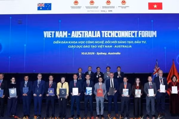 Đại diện Đại học Monash (Australia) và Trường đại học Mở Thành phố Hồ Chí Minh tại Lễ ký thỏa thuận hợp tác triển khai chương trình Thạc sĩ TESOL tại Sydney. (Ảnh: Trường đại học Mở Thành phố Hồ Chí Minh)