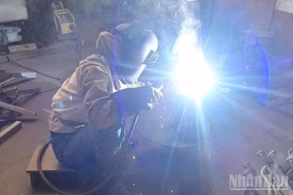 Trên các triền đà, phân xưởng, những người thợ đóng tàu vẫn cần mẫn, miệt mài từng vệt hàn, đường cắt, bảo đảm độ chính xác cao.