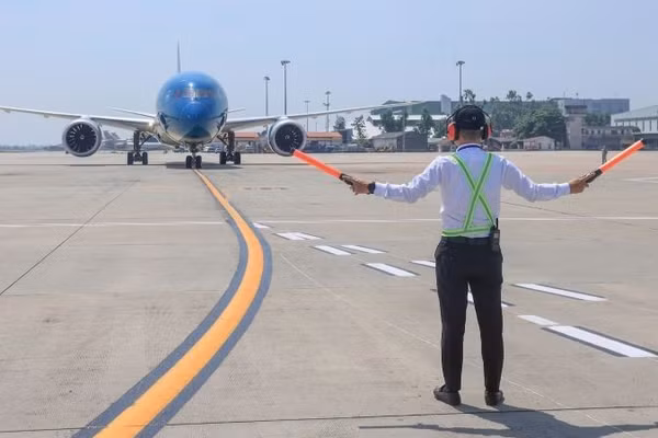 Lao động làm việc trong điều kiện nắng nóng tại sân bay. (Ảnh THÙY DUNG)