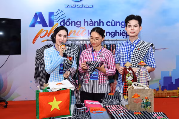 Livestream giới thiệu, quảng bá sản phẩm tại hội nghị kết nối cung-cầu giữa Thành phố Hồ Chí Minh và các tỉnh, thành phố. (Ảnh: QUANG QUÝ)