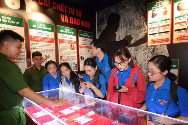Công an Thành phố giới thiệu các mẫu vật mô phỏng ma túy và tác hại của nó. (Ảnh: QUANG QUÝ)