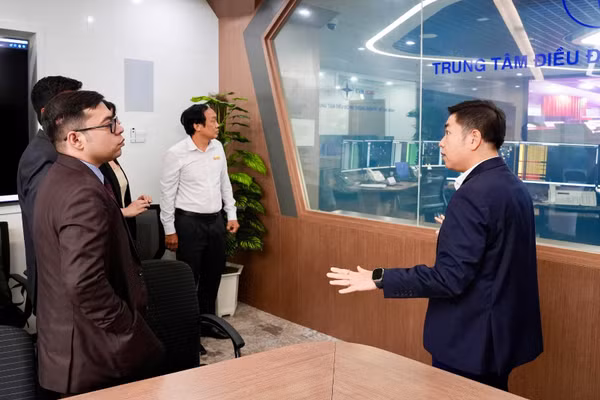 Ông Luân Quốc Hưng, Phó Tổng giám đốc EVNHCMC giới thiệu các công nghệ được áp dụng tại Trung tâm Điều độ HTĐ TPHCM với đoàn công tác của GEAPP. (Ảnh: EVNHCMC)