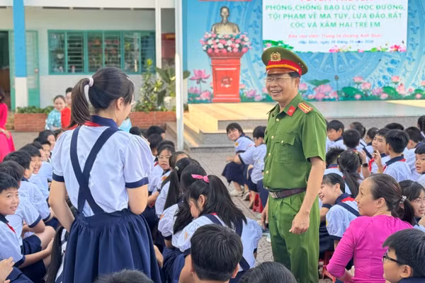 Công an xã Tân Nhựt trong một chương trình tuyên truyền về tác hại của ma túy đến các học sinh trên địa bàn xã. (Ảnh: CTV)