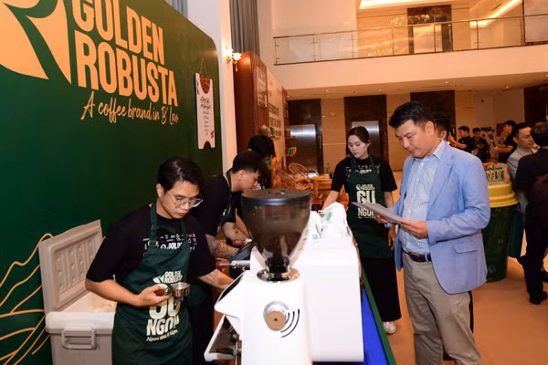 Các đại biểu tìm hiểu cà-phê được giới thiệu tại chương trình. (Ảnh: QUANG ĐỊNH)