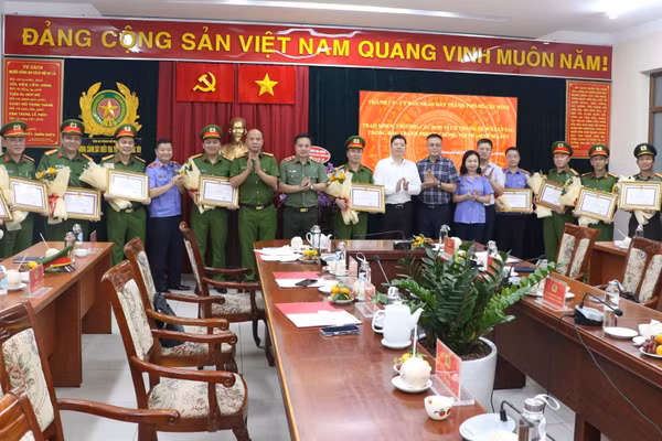 Lãnh đạo Thành phố Hồ Chí Minh, Ban Giám đốc Công an thành phố khen thưởng các đơn vị có thành tích xuất sắc trong phá án ma túy. (Ảnh: Công an cung cấp)