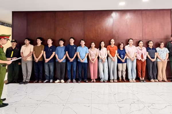 Cơ quan chức năng làm việc với các đối tượng. (Ảnh: Công an cung cấp)