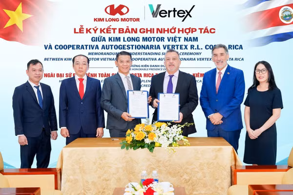 Đại diện 2 bên doanh nghiệp thực hiện nghi thức ký kết MOU. (Ảnh: KL)