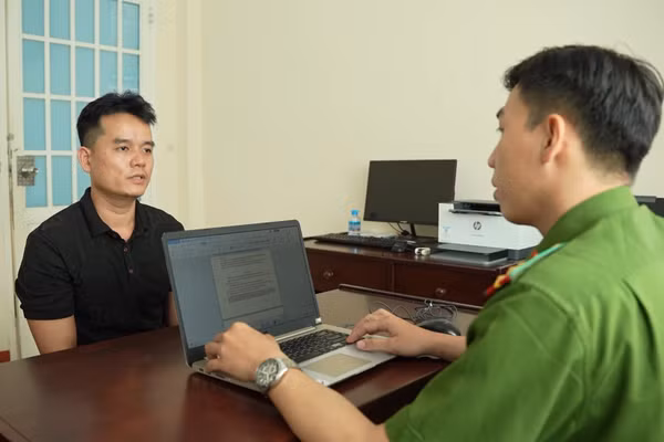 Đối tượng Nguyễn Minh Đắc tại cơ quan chức năng. (Ảnh: Công an cung cấp)