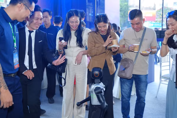 Người dân tương tác với robot hình người tại GRECO 2026. (Ảnh: CTV)