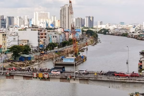 Thành phố Hồ Chí Minh đang triển khai nhiều dự án hạ tầng để hướng đến nâng cao chất lượng sống người dân. (Ảnh: QUANG QUÝ)