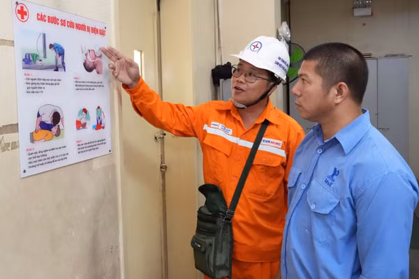 Công nhân ngành điện hướng dẫn cách sử dụng các thiết bị điện an toàn, sơ cứu nạn nhân khi gặp sự cố về điện. (Ảnh: EVNHCMC)