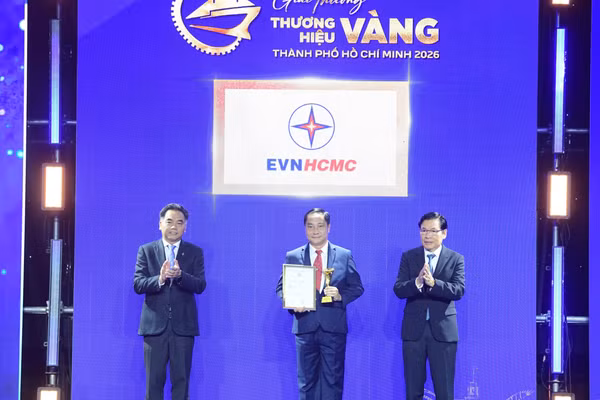 Phó Tổng Giám đốc EVNHCMC Nguyễn Thanh Nhã, đại diện EVNHCMC đón nhận giải thưởng Thương hiệu Vàng Thành phố Hồ Chí Minh. (Ảnh: Ban tổ chức)