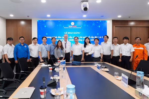 Lãnh đạo EVNHCMC, cán bộ giảng dạy và các học viên dự khai mạc. (Ảnh: EVNHCMC)