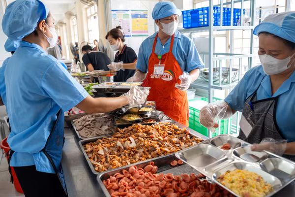 Bếp ăn theo mô hình "Bếp ăn tick xanh" tại Trường trung học Cơ sở Phong Phú, xã Bình Hưng, có nguyên liệu là sản phẩm tick xanh do Satramart Siêu thị Phạm Hùng cung cấp. (Ảnh: SATRA)
