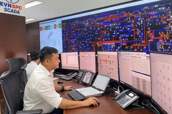 Theo dõi vận hành hệ thống lưới điện tại Trung tâm Điều hành SCADA. (Ảnh: EVNSPC)