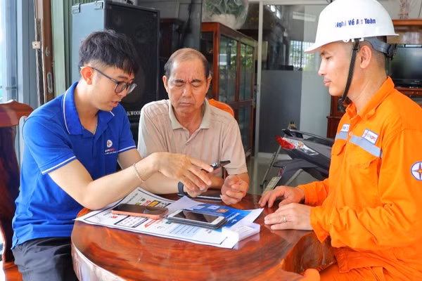 Công nhân ngành điện miền nam hướng dẫn các thủ tục về điện cho người dân. (Ảnh: EVNSPC)
