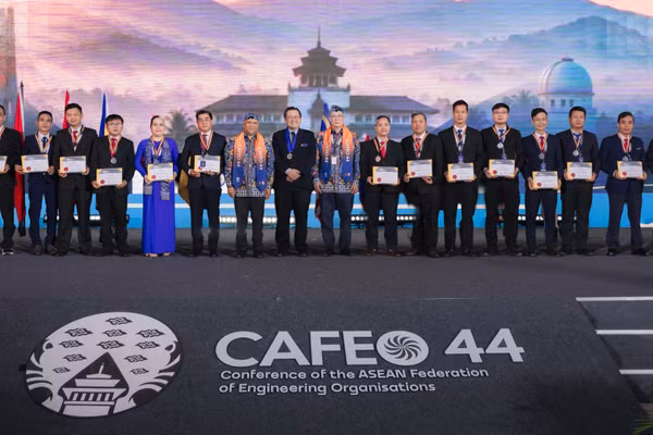 Lãnh đạo ngành điện Thành phố Hồ Chí Minh và các tân kỹ sư ASEAN tại Hội nghị CAFEO lần thứ 44. (Ảnh: EVNHCMC)