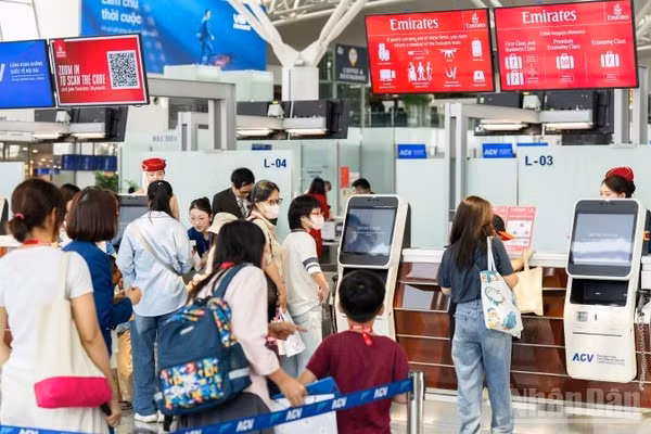 Nhân viên Cảng Hàng không quốc tế Nội Bài đã phối hợp nhịp nhàng, dành riêng cho những hành khách "đặc biệt" một trải nghiệm bay thú vị với nhịp độ chậm hơn, đầy kiên nhẫn.