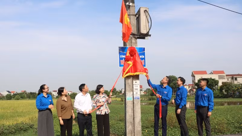 Các đại biểu thực hiện nghi thức khánh thành công trình "Thắp sáng đường quê".