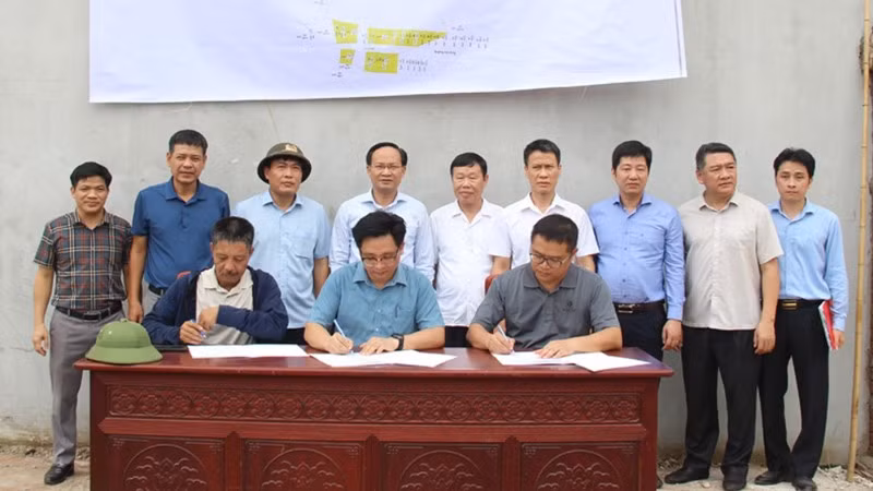 Đại diện lãnh đạo xã Lương Tài, thôn Tử Nê và nhà đầu tư thực hiện ký kết giao nhận toàn bộ diện tích mặt bằng khu vực APEC và đường xuyên tâm của Dự án trước sự chứng kiến của lãnh đạo tỉnh và các đơn vị liên quan.