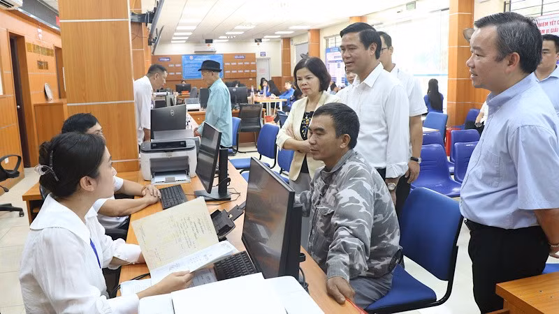 Các đồng chí lãnh đạo tỉnh tới động viên, kiểm tra tại Trung tâm phục vụ hành chính công phường Từ Sơn.