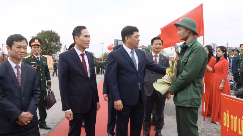Bí thư Tỉnh ủy Bắc Ninh động viên các tân binh lên đường nhập ngũ.