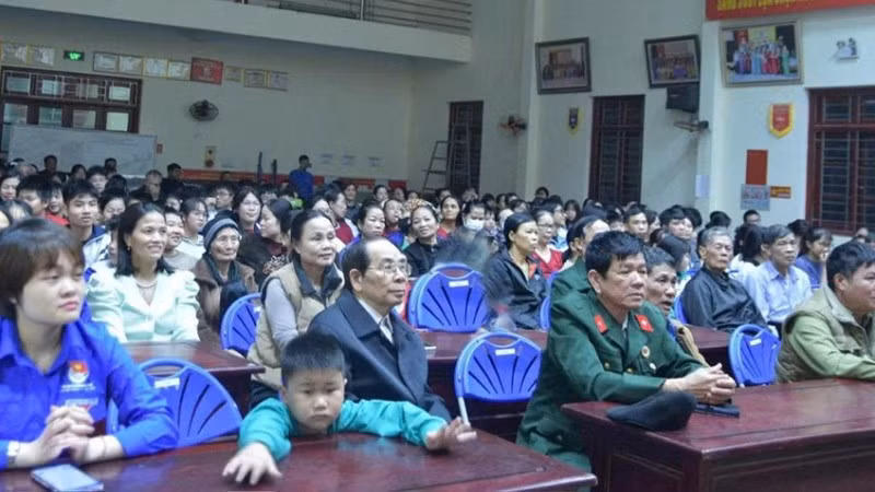 to-dan-pho-chu-mau-phuong-nam-son-xem-phim-6038.jpg