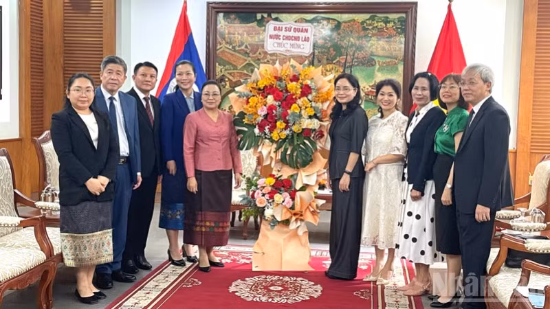 Đoàn cán bộ Đại sứ quán Lào chúc mừng Bộ Văn hóa, Thể thao và Du lịch nhân kỷ niệm 80 năm Ngày thành lập ngành. 