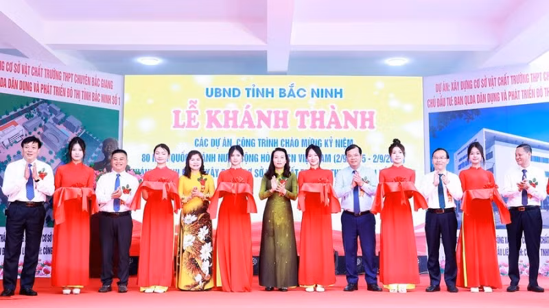 Các đại biểu cắt băng khánh thành dự án xây dựng cơ sở vật chất trường Trung học phổ thông Chuyên Bắc Giang.