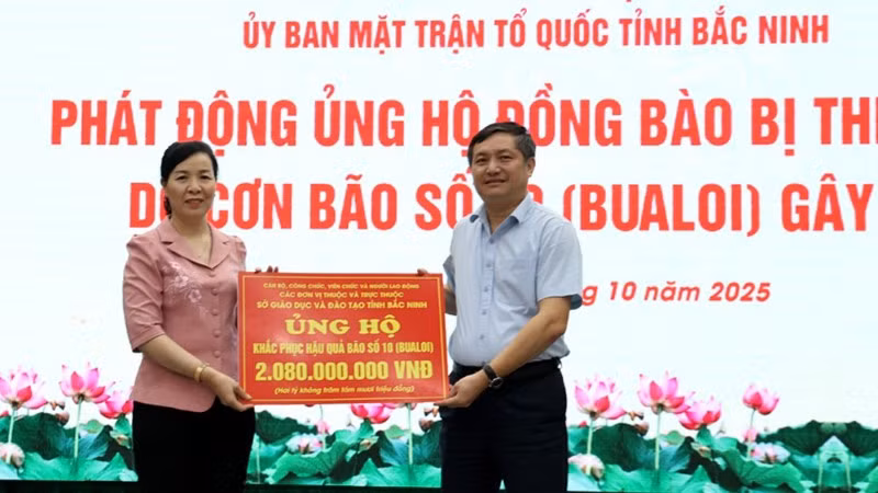 Cán bộ, viên chức, người lao động của các đơn vị thuộc Sở Giáo dục và Đào tạo Bắc Ninh ủng hộ hơn 2 tỷ đồng chia sẻ khó khăn với đồng bào vùng lũ.