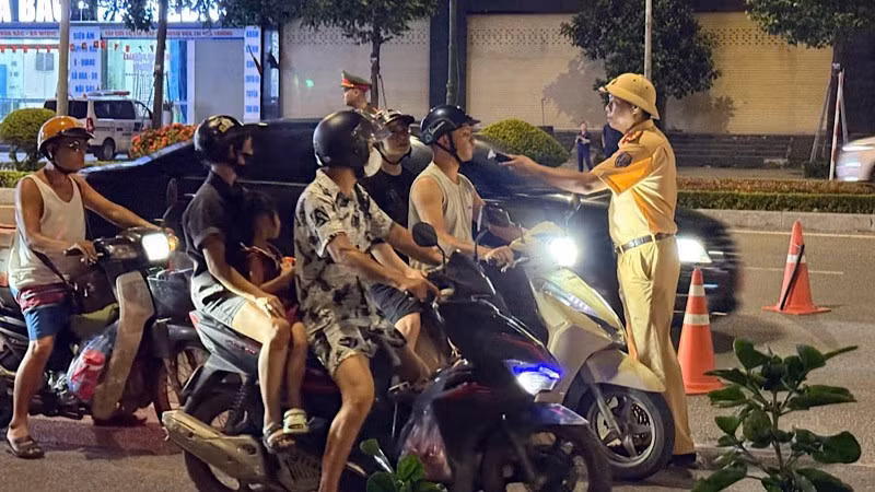 Lực lượng chức năng kiểm tra nồng độ cồn đối với người điều khiển phương tiện khi tham gia giao thông.