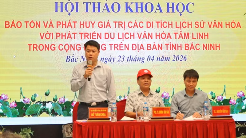 Chủ tọa điều hành hội thảo.