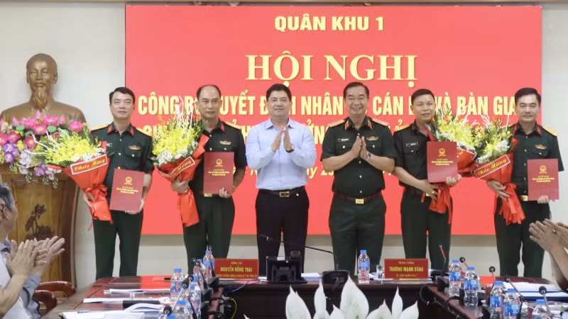 Công bố các Quyết định của Bộ trưởng Quốc phòng về công tác cán bộ tại Bộ Chỉ huy quân sự tỉnh Bắc Ninh.