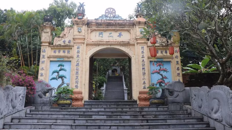 Cổng vào với những bậc đá dẫn lối đưa du khách đến với chùa Tiêu, Bắc Ninh.