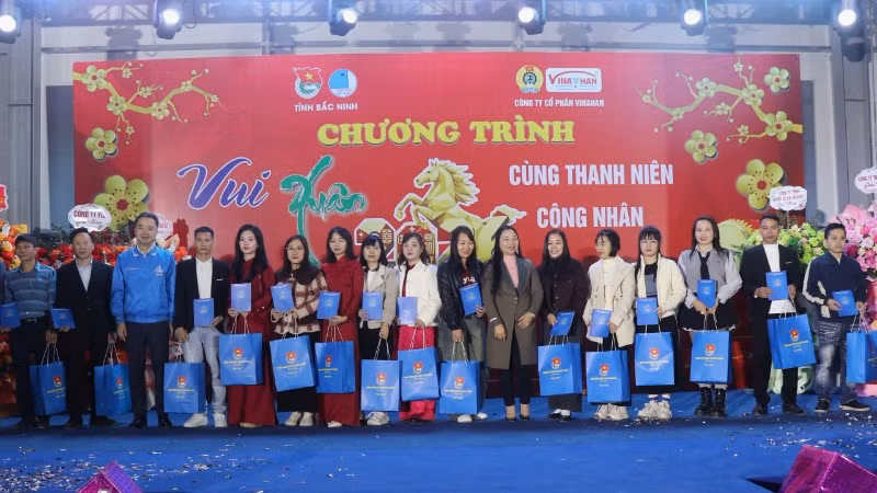 Ban Tổ chức trao quà tặng thanh niên công nhân có hoàn cảnh khó khăn, thanh niên công nhân hoàn thành xuất sắc nhiệm vụ.