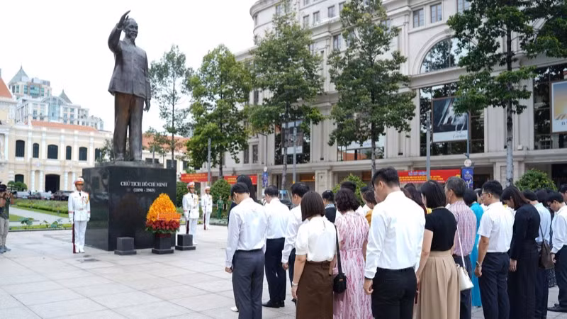 Đoàn đại biểu Liên hoan Phim Việt Nam dâng hoa tại công viên Tượng đài Chủ tịch Hồ Chí Minh. 