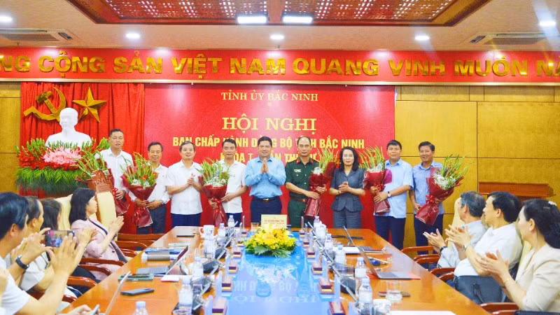 Lãnh đạo tỉnh Bắc Ninh tặng hoa các đồng chí vừa được kiện toàn cấp ủy và điều động công tác.