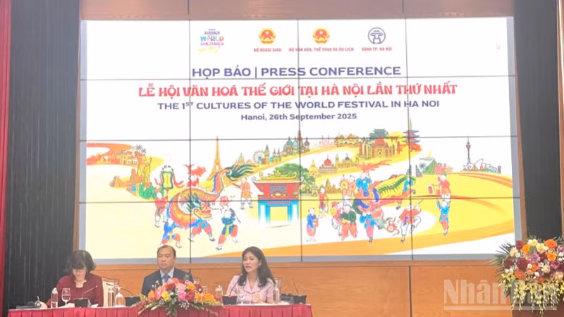 Quang cảnh họp báo về “Lễ hội Văn hóa thế giới tại Hà Nội” lần thứ nhất.