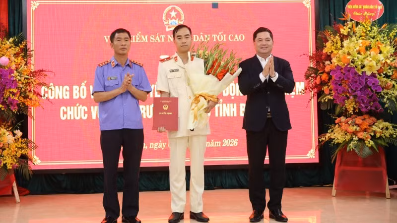 Các đồng chí lãnh đạo tỉnh Bắc Ninh và Viện Kiểm sát nhân dân tối cao chúc mừng đồng chí Phạm Hải Anh được điều động, bổ nhiệm giữ chức Viện trưởng Viện Kiểm sát nhân dân tỉnh Bắc Ninh.